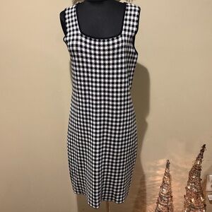 SAKS FIFTH AVENUE sleeveless, white and black knit checked sweater dress.size M